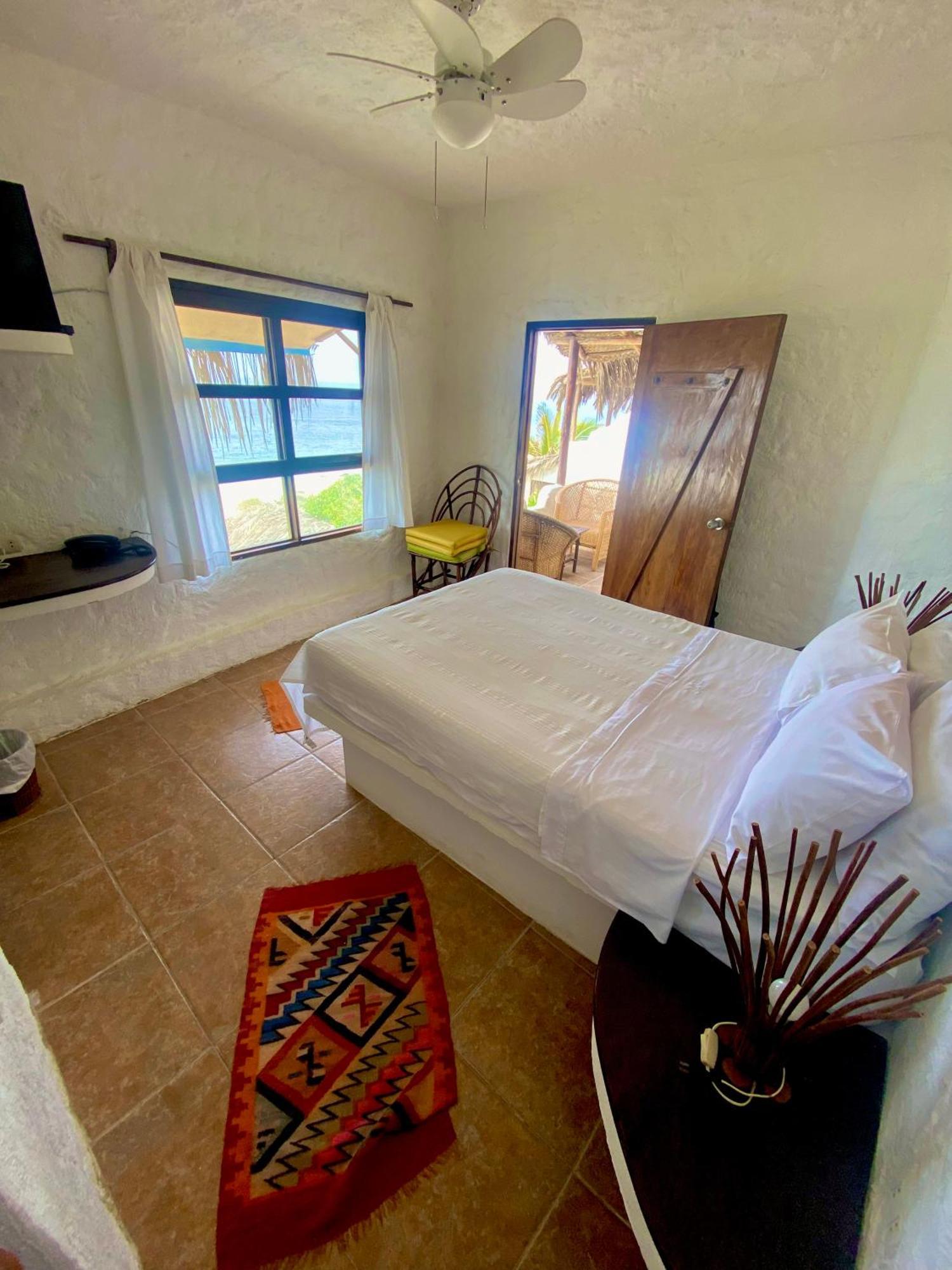 Hotel Smiling Crab Canoas de Punta Sal Exterior foto